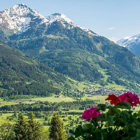 亚拉荷夫酒店 *